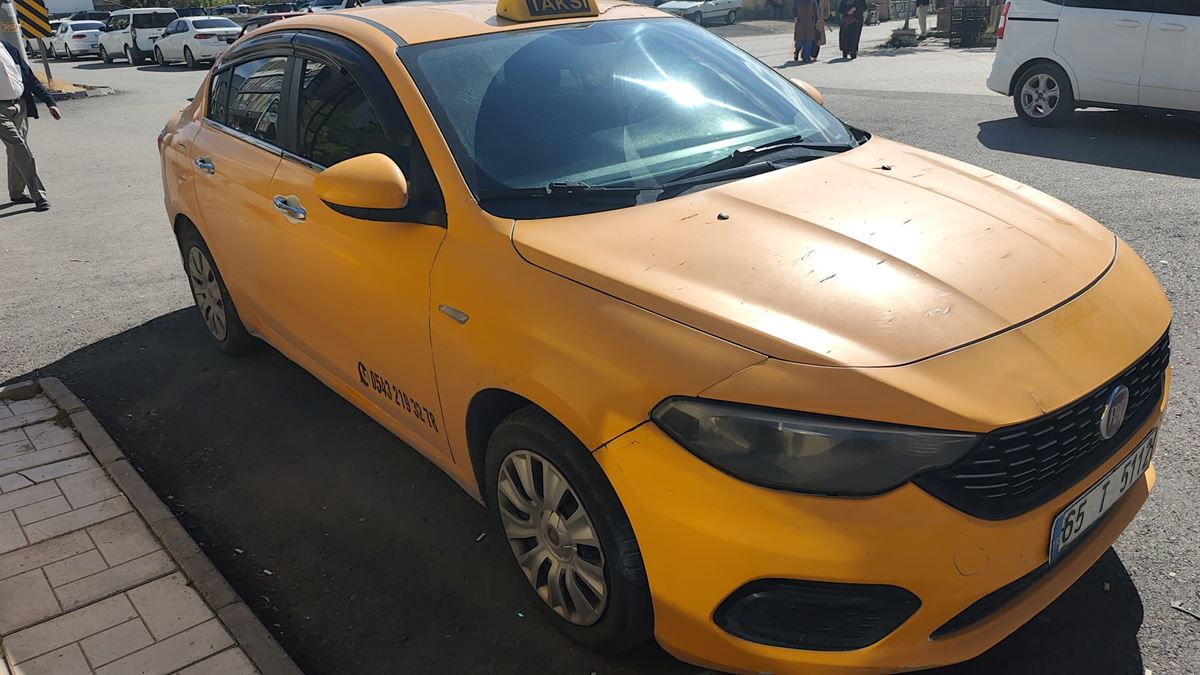 Kapısında 0543 219 32 78 yazan Selvi Taksi Fiat Egea